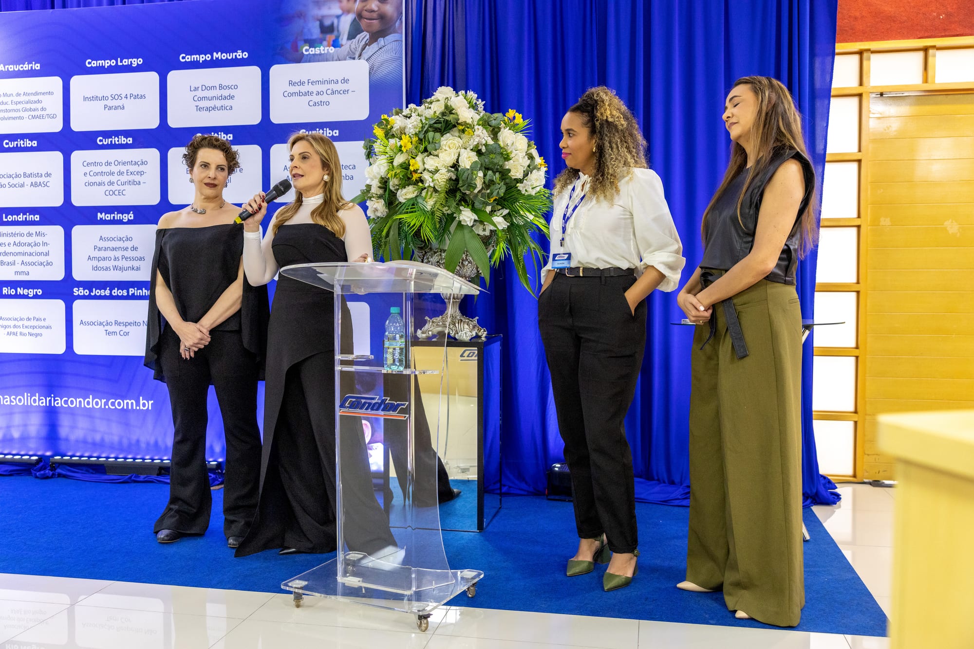 Abertura da cerimônia de entrega da 19ª edição, com representantes no palco