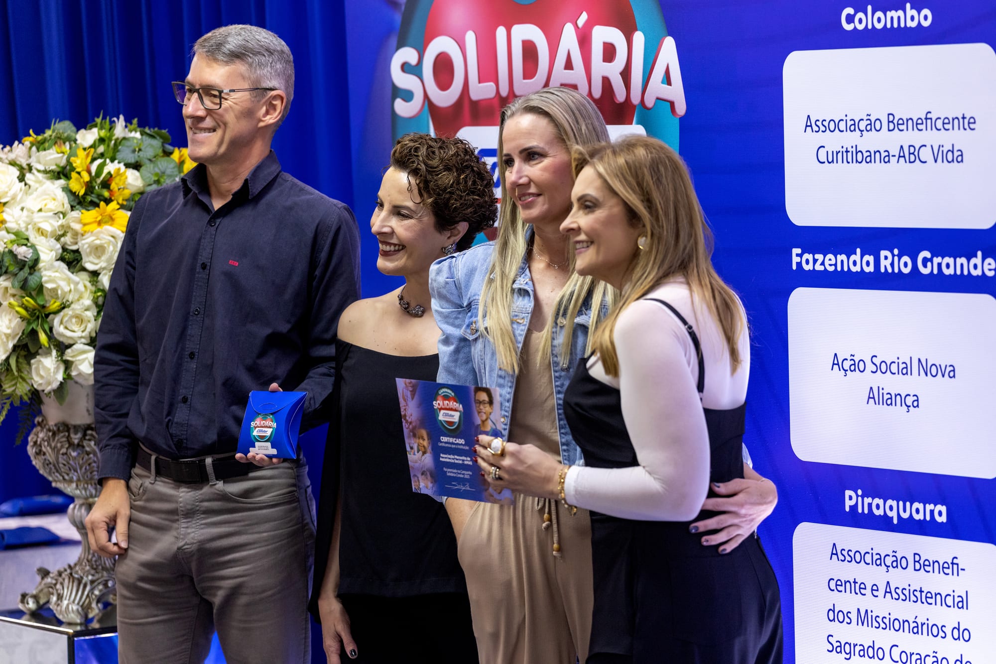 Equipe de instituição beneficiada posa com os certificados recebidos