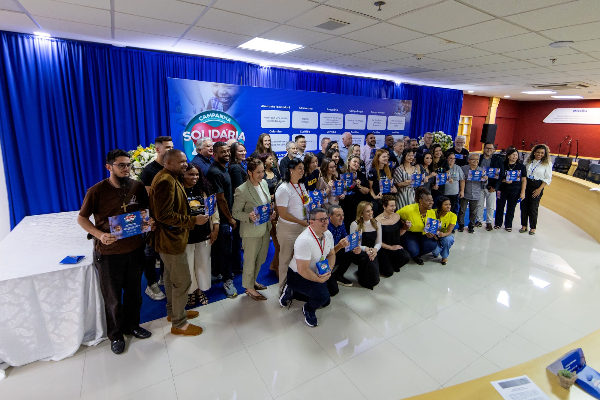 Foto coletiva das instituições beneficiadas na 19ª edição da Campanha Solidária
